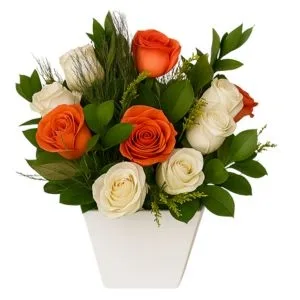 Mix de Rosas Brancas e Laranjas no Cachepot