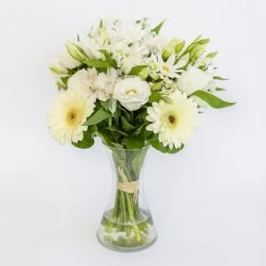 Arranjo de Flores Brancas em Vaso
