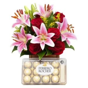 Arranjo de Lírios e Rosas Vermelhas com Ferrero Rocher