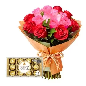 Buquê com 15 Rosas de Duas Cores e Chocolates