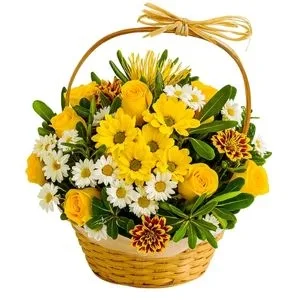 Cesta de Rosas e Margaridas Brancas e Amarelas