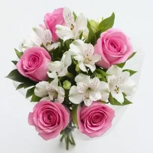 Buquê de 6 Rosas Rosadas com Astromélias Brancas