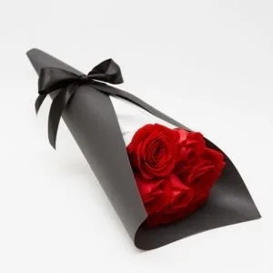 Buquê de 6 Rosas vermelhas com embalagem preta