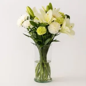 Arranjo de Flores Brancas com Lírios, Gérberas e Cravos no Vaso de Vidro