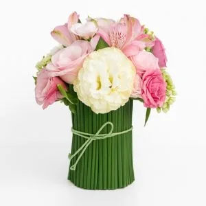 Arranjo de Flores Rosas e Brancas em Vaso