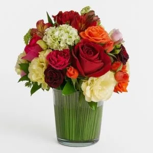 Arranjo de Rosas, Lisianthus e Hortênsias Coloridas no Vaso de Vidro