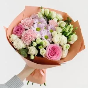 Buquê com Rosas Pink, Margaridas, Cravos e Lisianthus