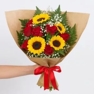 Buquê de Girassóis e Rosas Vermelhas no Kraft com Gipsofila