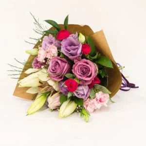 Buquê de Rosas e Lisianthus em Tons Rosados