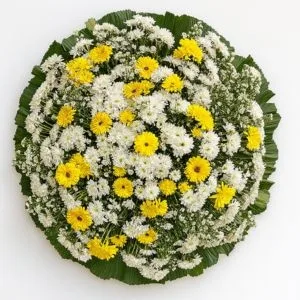 Coroa com Flores Brancas e Amarelas – Crisântemos e Margaridas