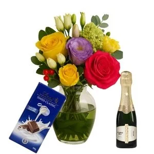 Arranjo de Flores do Campo no Vaso de vidro com Baby Chandon e Chocolate Lindt