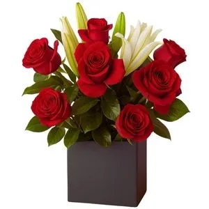 Arranjo de Rosas e Lírios
