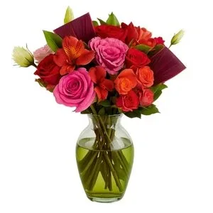 Arranjo Pequeno de Rosas e Astromélias no Vaso de Vidro