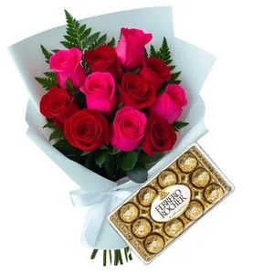 Buquê de 10 Rosas Rosadas e Vermelhas com Ferrero Rocher