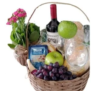 Cesta Encanto de Queijos e Vinhos
