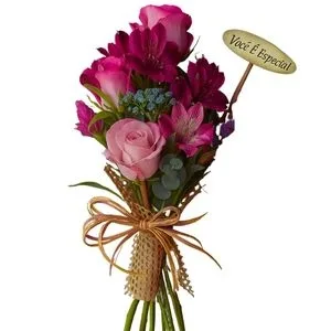Ramalhete Pequeno de Rosas e Astromélias