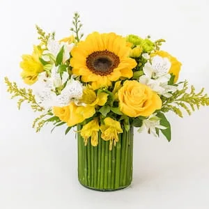 Arranjo com Girassol, Rosas Amarelas e Astromélias no Vaso