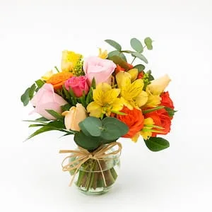 Arranjo com Rosas Coloridas e Astromélias no Vaso
