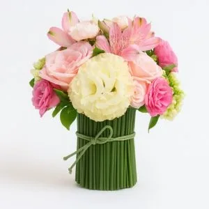 Arranjo de Rosas e Lisianthus em Tons Rosados com Astromélias