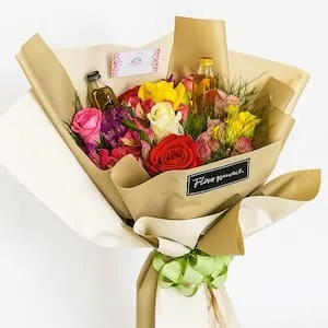Buquê 10 Rosas Coloridas e Bebidas
