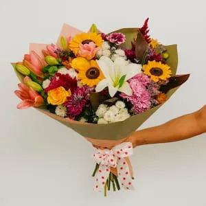 Buquê Colorido com Lírios, Gérberas e Flores Mistas