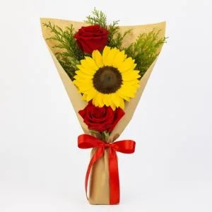 Buquê com Girassol e Rosas Vermelhas no Kraft
