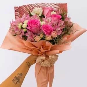 Buquê com Rosas Cor-de-Rosa e Flores Mistas