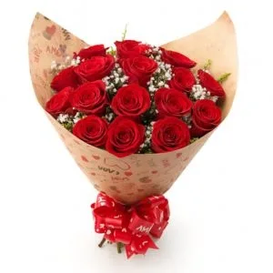 Buquê de 18 Rosas Vermelhas com Gipsofila e Papel Kraft