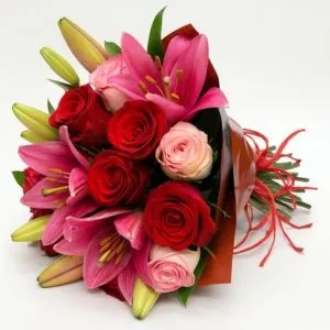 Buquê de Rosas Vermelhas, Rosas Cor-de-Rosa e Lírios Rosas com Folhagens