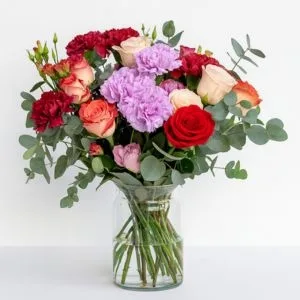 Buquê Elegante com Rosas Coloridas, Cravos e Eucalipto no Vaso de Vidro