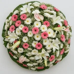 Coroa de Flores com Lírios, Gérberas Rosas e Margaridas Brancas