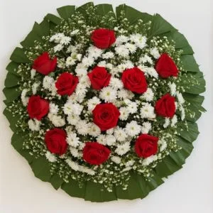 Coroa de Flores Vermelhas e Brancas com Rosas e Margaridas Naturais