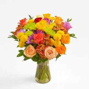 Arranjo Colorido com Rosas, Crisântemos e Flores Mistas no Vaso
