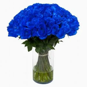 Arranjo de 50 Rosas Azuis no Vaso de Vidro