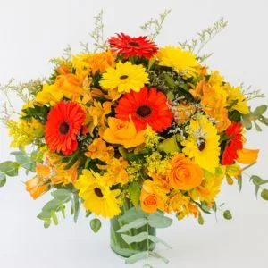 Arranjo de Gérberas Vermelhas e Amarelas com Rosas Laranjas no Vaso