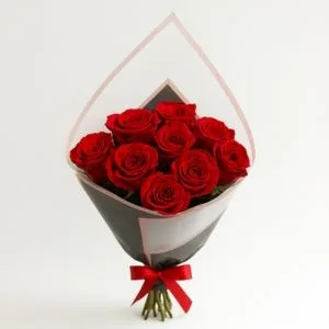 Buquê Clássico com 12 Rosas Vermelhas no Papel Elegante