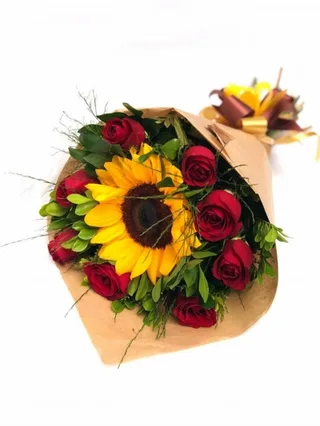 Buque De 8 Rosas E 1 Girassol
