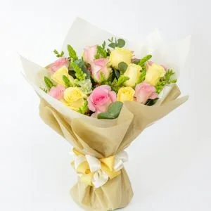 Buquê de Rosas Amarelas e Rosas Rosas com Folhagens