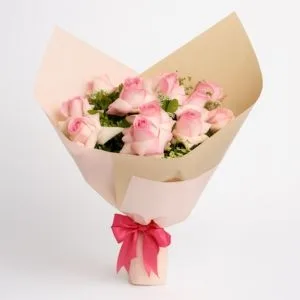 Buquê de Rosas Cor-de-Rosa com Folhagens