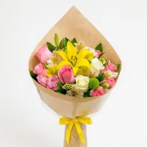 Buquê de Rosas Cor-de-Rosa, Lírio Amarelo e Flores Mistas