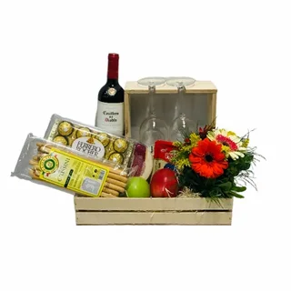 Caixa De Madeira Com Vinho E Taça