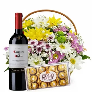 Cesta De Flores Campestres Com Vinho E Ferrero