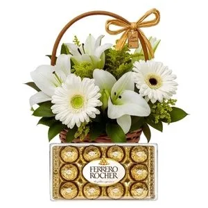 Cesta de Lírios e Gérberas Brancas com Chocolate