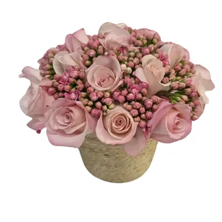 Arranjo com 15 Rosas Rosadas e Calandivas no Cachepô de Palha