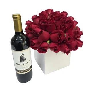 Arranjo com 30 Rosas Vermelhas no Cachepô com Vinho Tinto