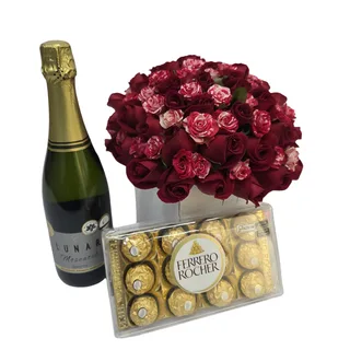 Arranjo com 36 Rosas Rosadas e Vermelhas no Cachepô com Ferrero Rocher e Espumante