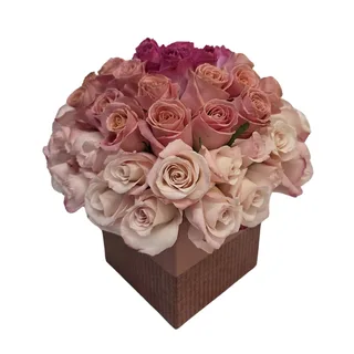 Arranjo com 45 Rosas Rosadas (Rosa Vânia, Pink e Lilás) no Cachepô