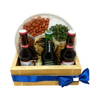 Celebração em Cesta de Madeira: 3 Cervejas e Amendoim