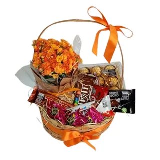 Cesta de Café da Manhã com Chocolates e Flores
