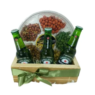 Refresco e Alegria: Cesta com 3 Cervejas Heineken e Aperitivos